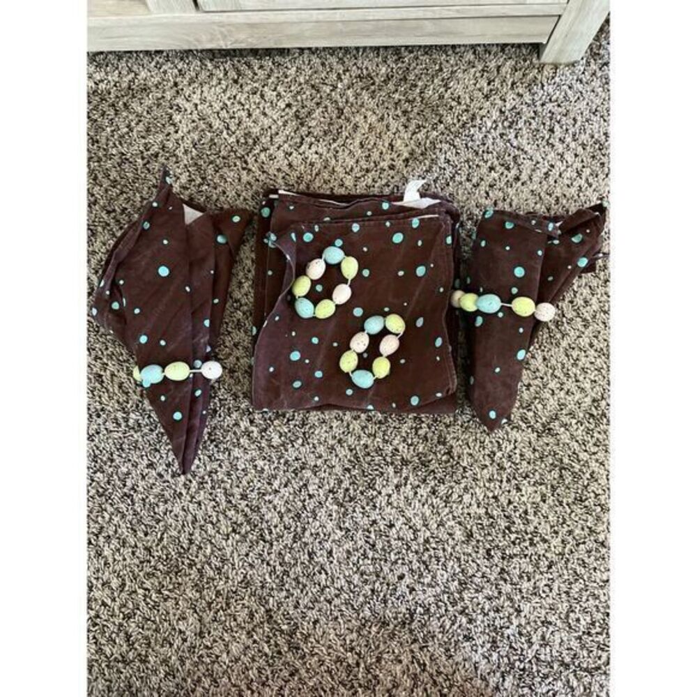 Brown with blue dots cloth napkins with egg napkin rings‎